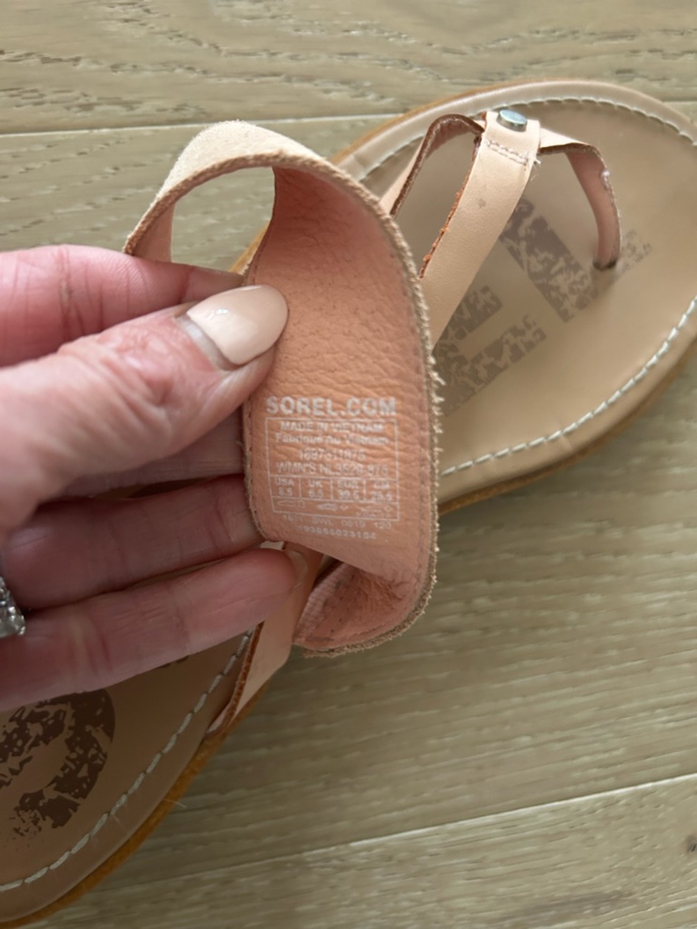 Sorel Women's Light Coral Leather Thong Sandals - Picture 6 of 6